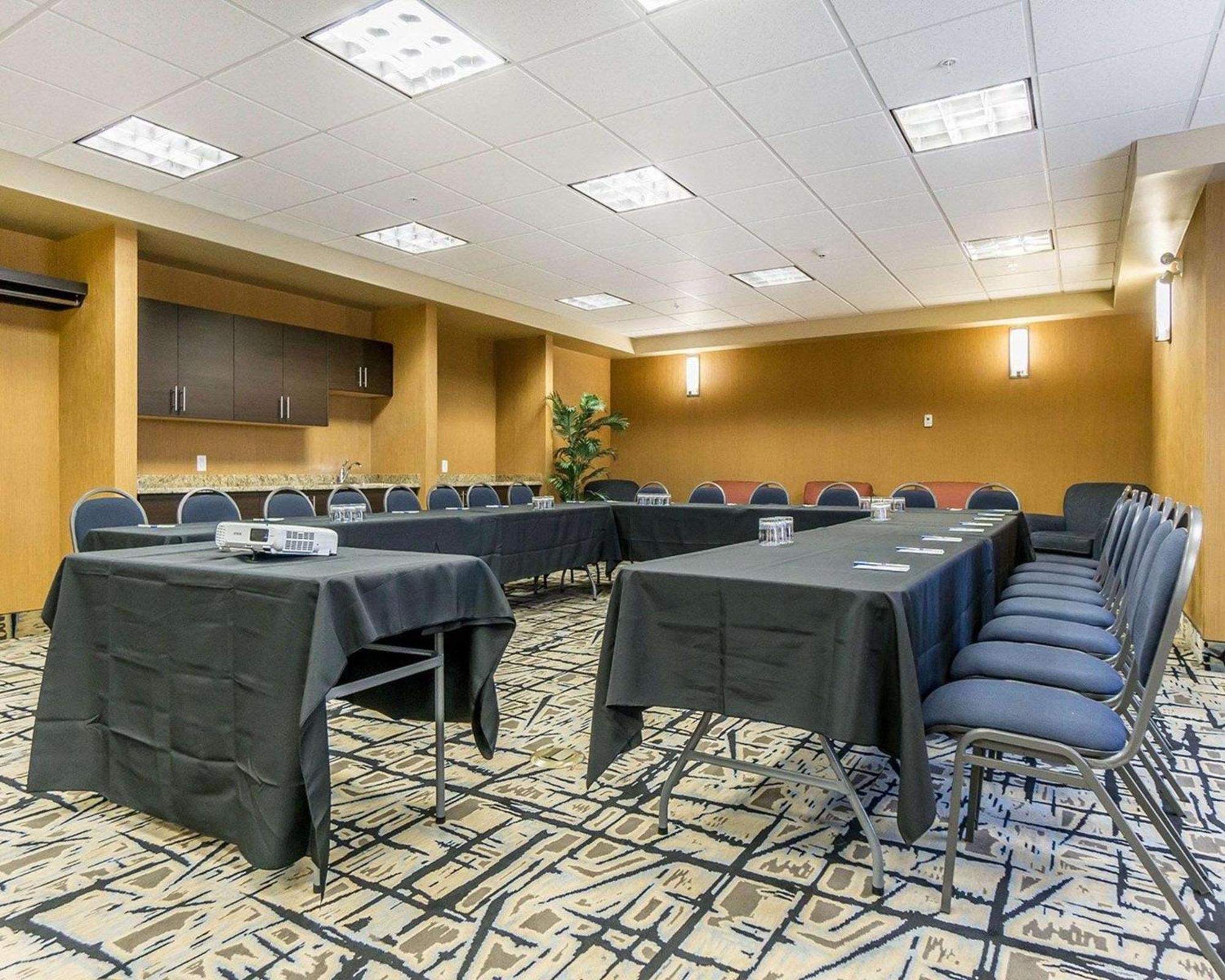 Comfort Inn & Suites Edmonton International Airport Nisku Esterno foto