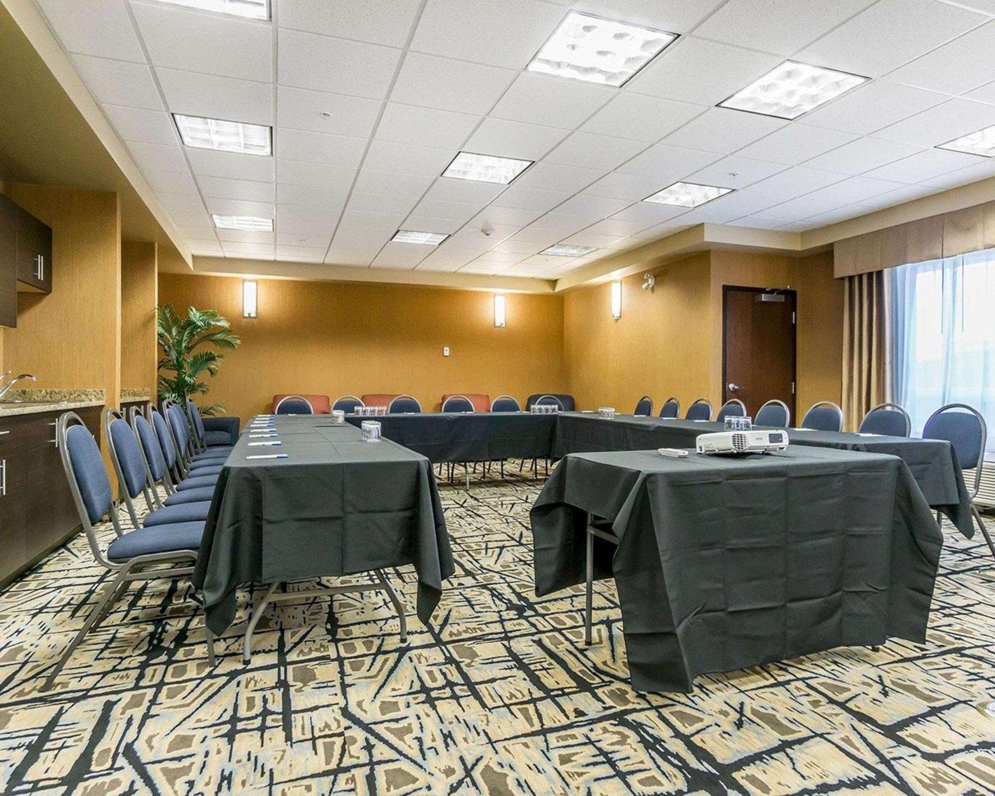 Comfort Inn & Suites Edmonton International Airport Nisku Esterno foto
