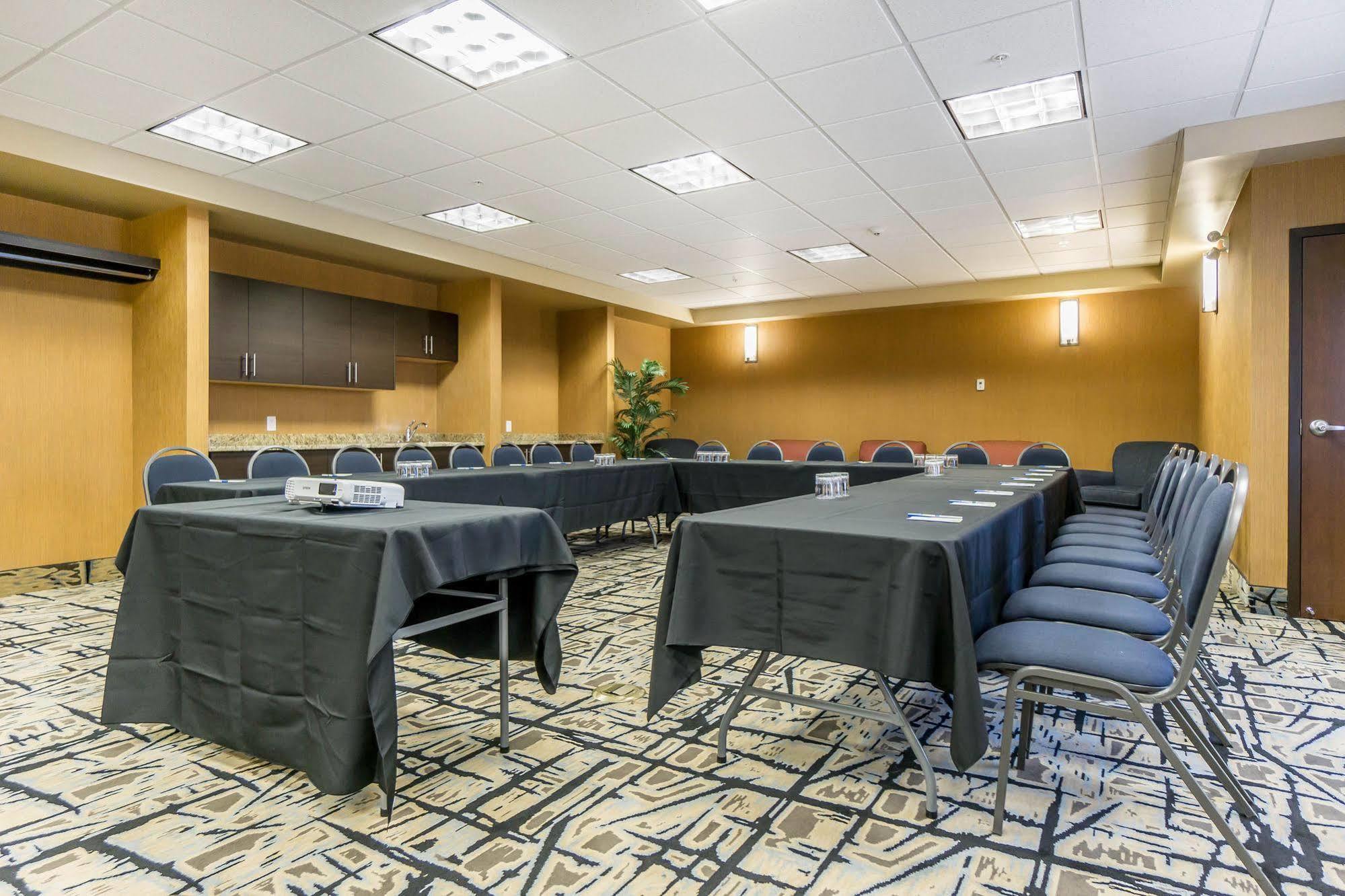 Comfort Inn & Suites Edmonton International Airport Nisku Esterno foto